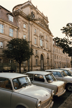 preview Potsdam: Militärwaisenhaus, ehem. Haupteingang aus Otto-Nushke-Str. 34a (Lindenstraße) (Foto 1989)
